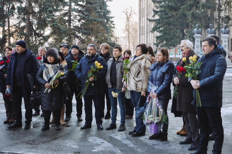 Покладання квітів до пам’ятника В. Н. Каразіну