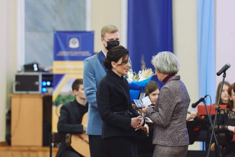 Вітаємо проф. Л. Ю. Посохову з почесною відзнакою!